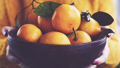 Bowl of fresh oranges